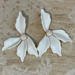 TUCKERNUCK Finial Earrings